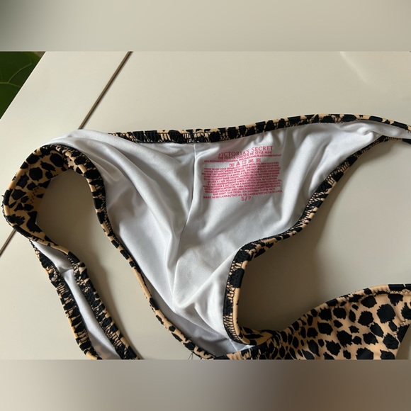 Like New- Women’s Victoria’s Secret Push Up Swimsuit
Size 32B top 
Small Bottom - Picture 4 of 5